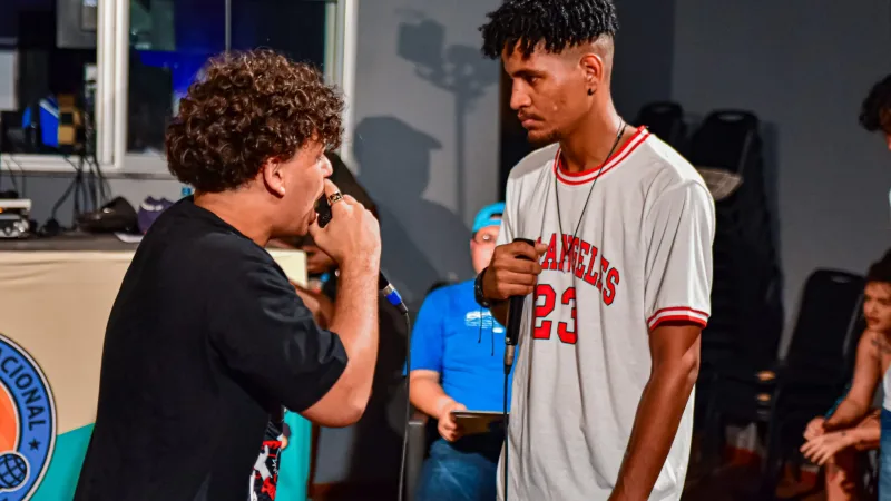 Paraguassu FM 87.9 — Final da etapa estadual do Duelo de MC’s, em Macapá Leandro Lennon/PMM O Mercado Central será o palco da Batalha de Rap Macapá neste sábado (6). O evento ocorre das 18h às 22h. Além dos duelos de rima, haverá a venda de comidas típicas nos estandes de empreendedores locais. Os MC’s interessados devem realizar a inscrição de maneira presencial, das 8h às 14h na Secretaria Municipal de Direitos Humanos (Smdh), no centro da capital. As vagas são limitadas. Ian Mowbray, coordenador de políticas públicas para a juventude, disse que a programação busca promover a arte, empreendedorismo e lazer na cidade. [&hellip;]