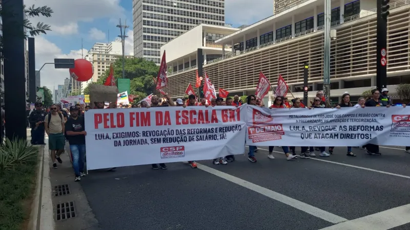 Paraguassu FM 87.9 — O governo do presidente Luiz Inácio Lula da Silva (PT) decidiu apoiar o projeto de relatoria do deputado Leo Prates (PDT-BA), que propõe o fim da escala 6×1 e defende uma jornada de trabalho 5×2, com limite de 40 horas semanais. Atualmente a lei trabalhista prevê uma jornada máxima de 44 horas semanais. O tema sobre a jornada de trabalho ganhou força num movimento de baixo para cima: foi uma demanda dos próprios trabalhadores, incorporada por alguns influenciadores, que conquistou apoio popular. O Planalto começou a se engajar na pauta e “abraçou” o assunto, que virou uma das principais pautas [&hellip;]